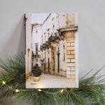 image d'une rue dans la ville de Martina Franca, dans les Pouilles en Italie. Balcons blancs