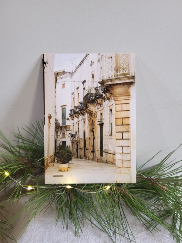 image d'une rue dans la ville de Martina Franca, dans les Pouilles en Italie. Balcons blancs
