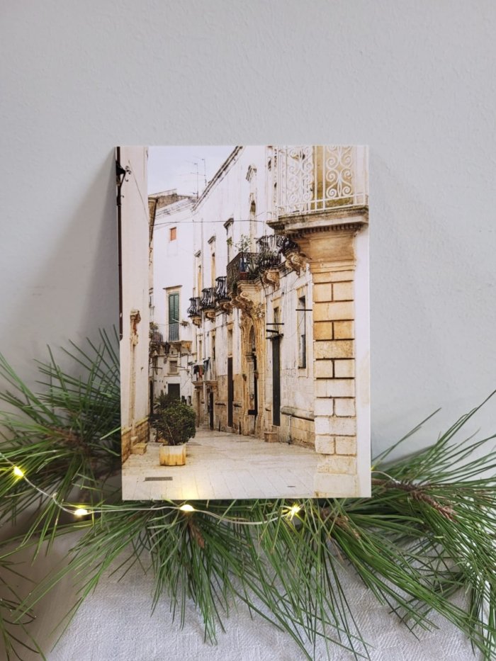 image d'une rue dans la ville de Martina Franca, dans les Pouilles en Italie. Balcons blancs