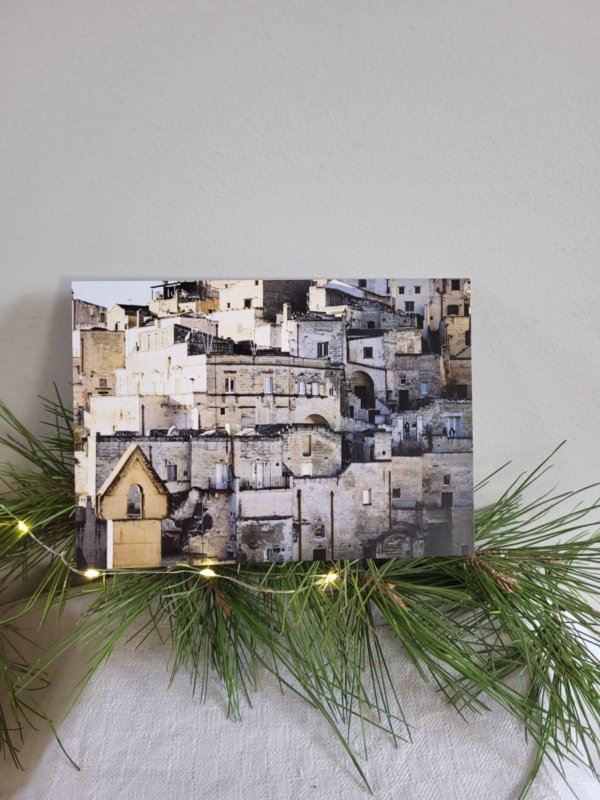 Carte postale représentant les habitations en pierre de Matera, en Italie.