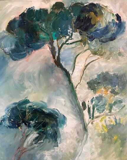 Un paysage onirique où les arbres se fondent dans une atmosphère vaporeuse, entre ciel et rêve.